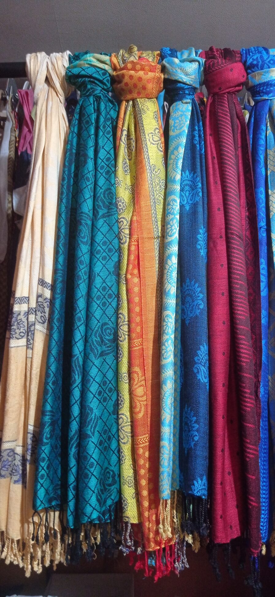 100% Viscose jacqurd two side border with fringes shawl